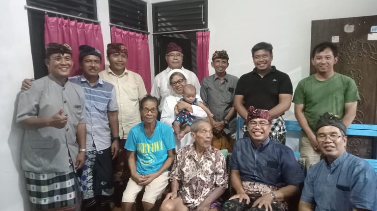 Romo paroki beserta perwakilan umat Paroki Tuka silaturahmi di rumah I Wayan Dana