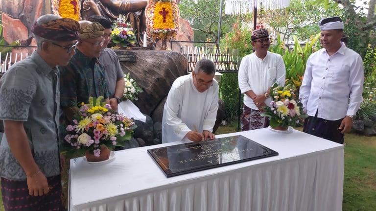 Romo Paskalis menandatangani Kremasi di Buduk