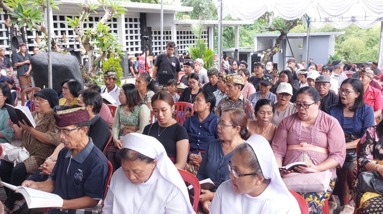 Umat Katolik sedang merayakan misa Arwah 2 November 2025