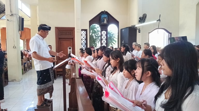 Ngamen Rohani di Paroki Santa Theresia Tangeb Bali