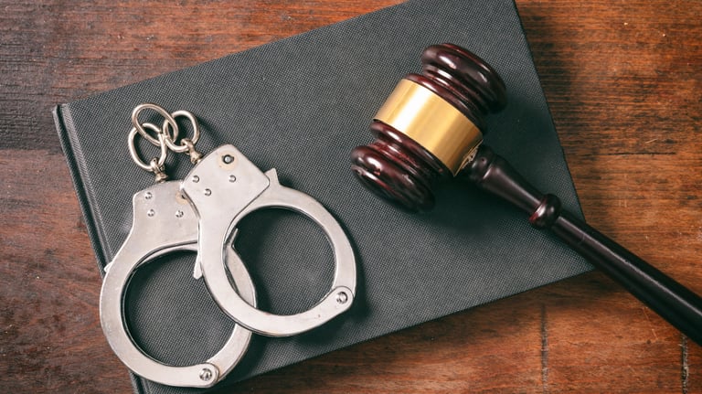 Mazo y esposas, asesoramiento en Derecho Penal.