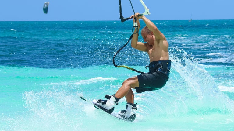 un hombre hace kitesurf