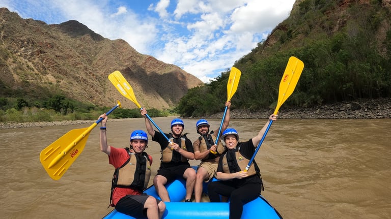 personas felices practicando rafting y posando en el cañon 