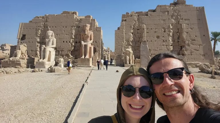 turistas brasileiros em lua de mel posa em frente ao Templo de Luxor, no Egito, Pacote Egito Clássico com Mar Vermelho.