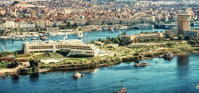 Vista panorâmica das ilhas em Assuão com águas cristalinas do Rio Nilo, areias douradas e contraste natural, guia de Egito