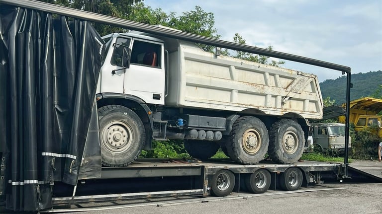 Transport eines großen Kipper LKW