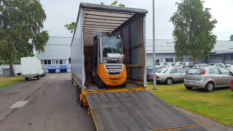 Staplertransporter mit 9 to. Ladebordwand