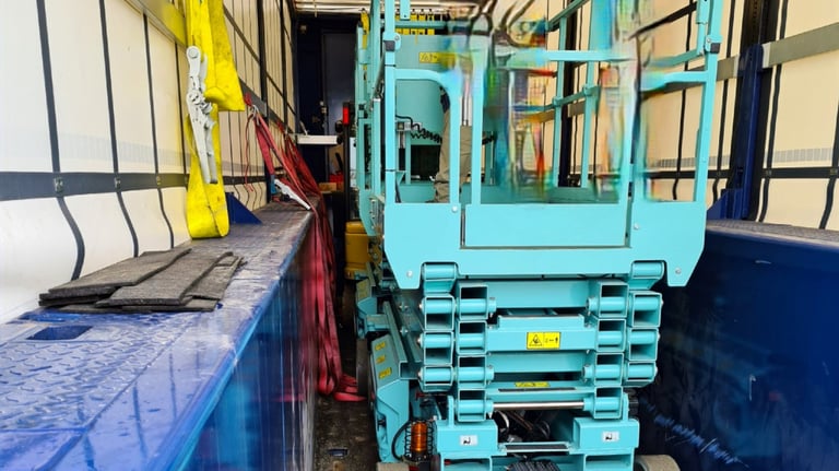 Transport einer Arbeitsbühne mit Tieflader