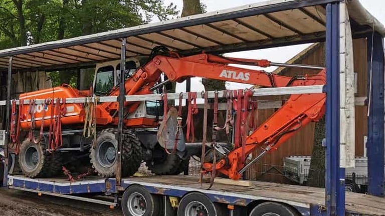 Kettenbagger Transport LKW