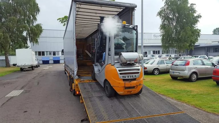 Staplertransporter mit 9 to. Ladebordwand