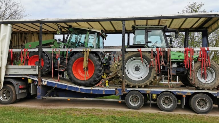 Transport von 2 Traktoren auf Tieflader