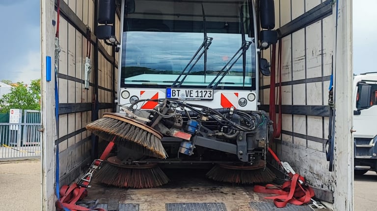 Transport einer Kehrmaschine