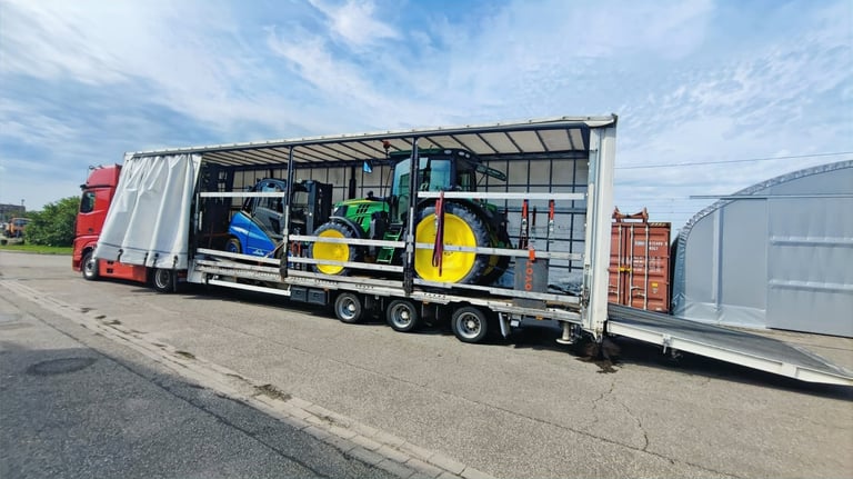 Traktor und Stapler auf LKW