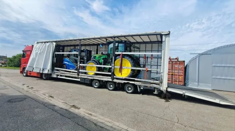 Traktor und Stapler auf LKW