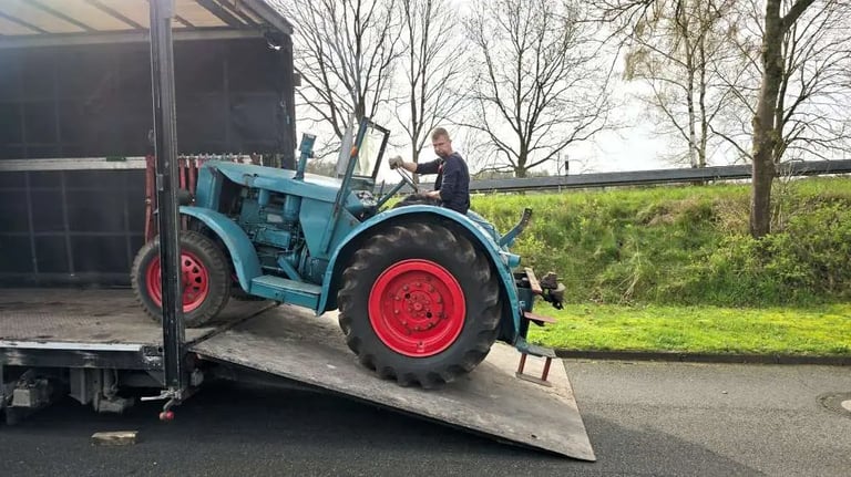 Transport eines Oldtimer Traktor