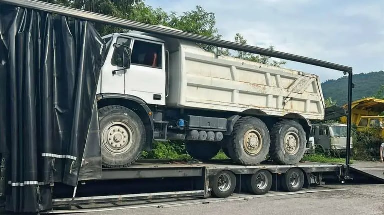 Transport eines großen Kipper LKW