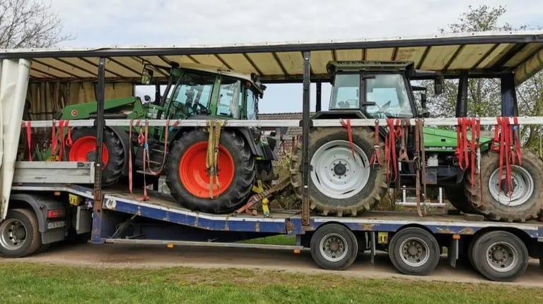 Transport von 2 Traktoren auf Tieflader