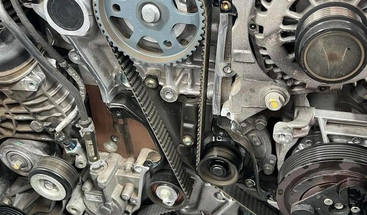 kit distribuzione montato su un'auto nell'Officina Spione