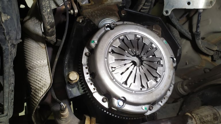 Sostituzione kit frizione su un'auto nell'Officina Spione