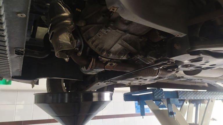 cambio olio su un'auto nell'officina Spione