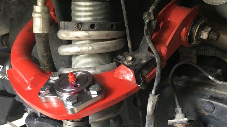 montaggio braccio nuovo su un'auto nell'officina Spione