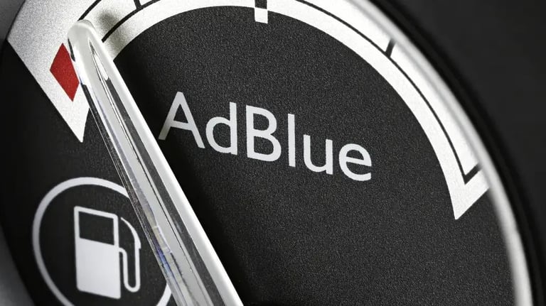 Galleggiante adblue su un'auto nell'officina Spione