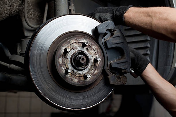 Sostituzione freni su un auto nell'Officina Spione