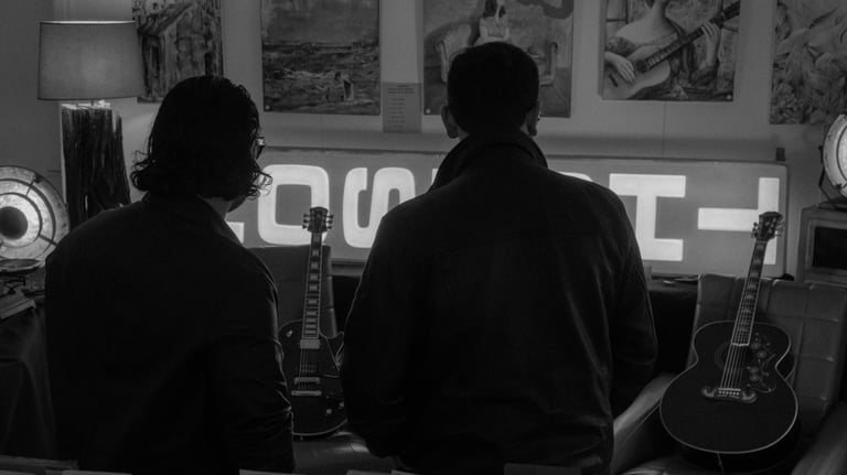 Deux hommes regardent des guitares
