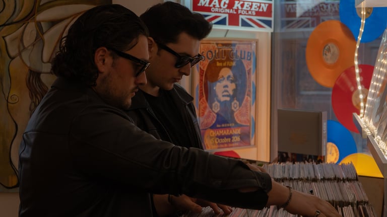 Deux hommes regardent des vinyles