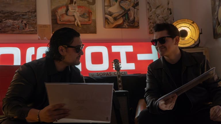 Deux hommes regardent des vinyles