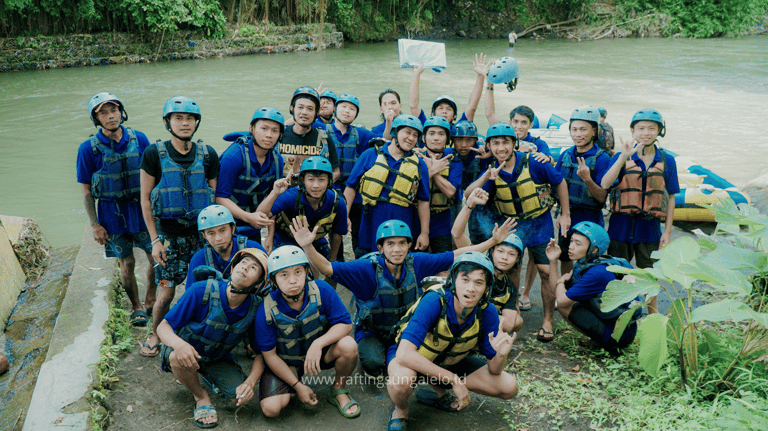 Peserta rafting sungai elo magelang ber foto bersama di rest area menunjukka kebahagian