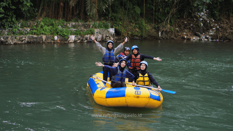 Kegiatan outbound dan rafting di Elo Magelang untuk mempererat kerja tim.