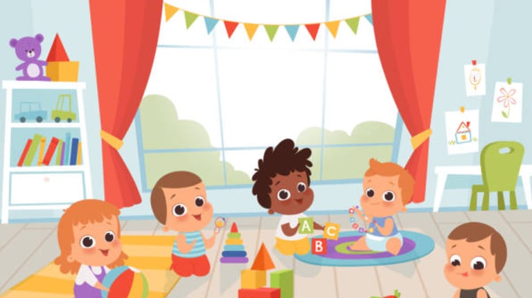 groupe d'enfants Astro'mômes jouant avec des jouets dans la crèche / micro-crèche