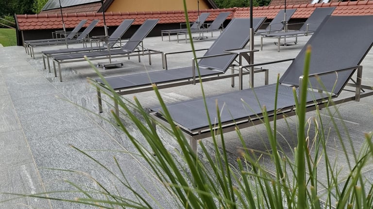 Sonnenterasse mit Sonnenschirmen