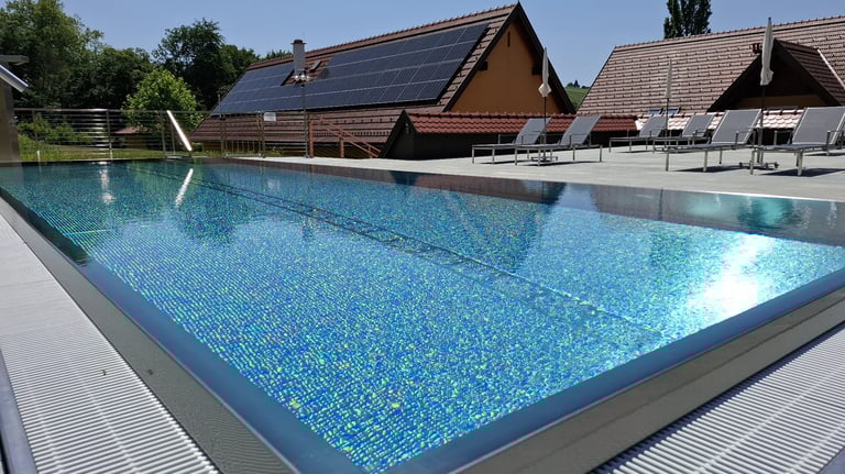 Pool mit umliegenden Gebäuden