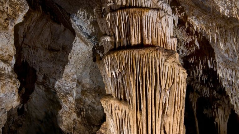 Columnas naturales formadas por la unión de una estalactita y una estalagmita 