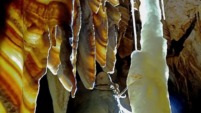 Banderas de calcita formadas por el deslizamiento del agua sobre paredes inclinadas de la cueva