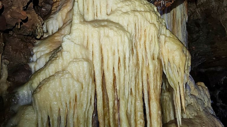 Coladas calcáreas creadas por el flujo continuo de agua mineralizada sobre la roca