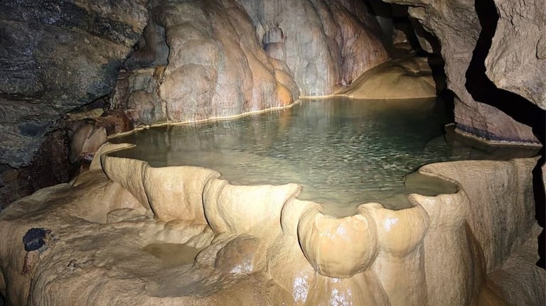 Pequeñas represas naturales formadas en el suelo de la cueva por acumulación de agua