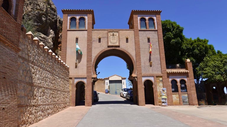 Punto de encuentro de la vía ferrata El Turrión de Comares, acceso en el entorno natural de la Axarq