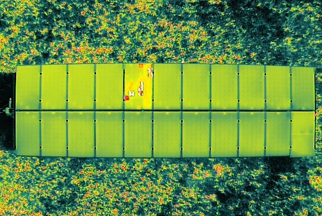 Saulės elektrinių termovizija dronu
