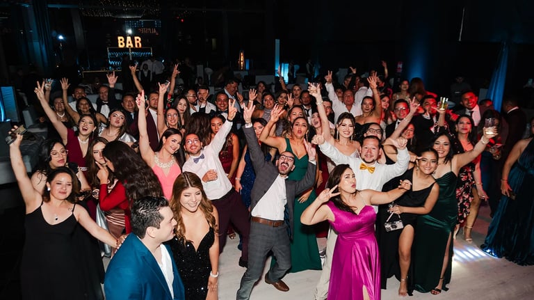 Grupo de colaboradores de empresa festejando en una gala de premiación corporativa en Quito, Ecuador