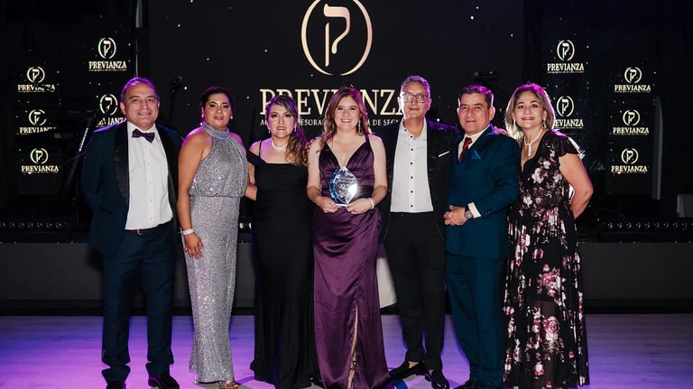 Grupo de trabajadores en una fotografía profesional después de haber recibido un premio corporativo en Quito