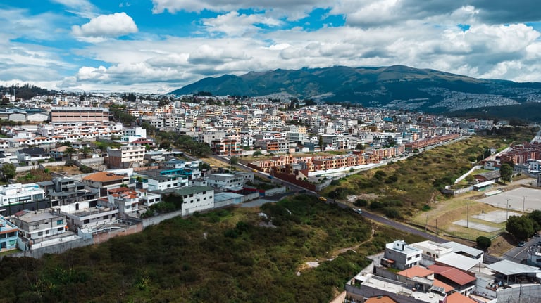 Fotografía y video con dron drones sobre la parroquia de Carcelén en Quito Ecuador