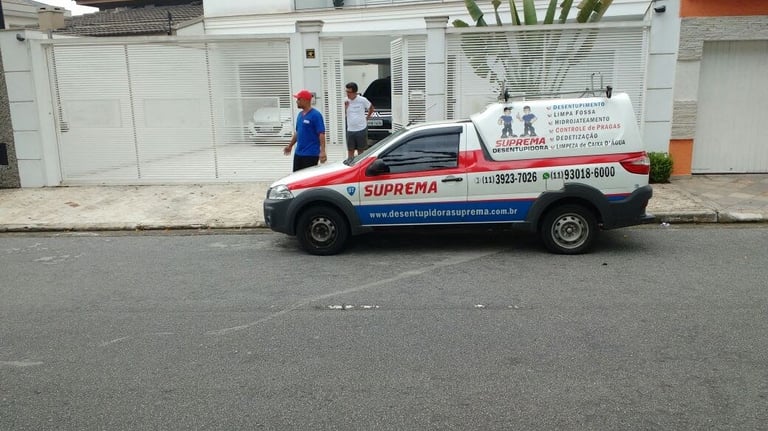 carro da empresa de desentupimento