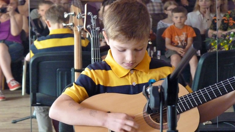 Jaunasis gitaristas koncertuoja