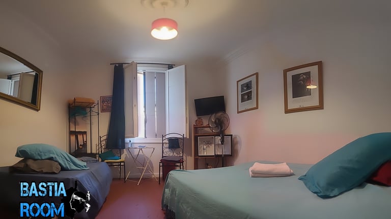 chambre grand lit double + canapé lit , frigidaire , Tv , climatisation 