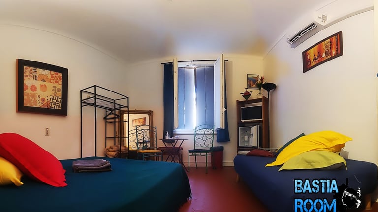chambre grand lit double + canapé lit , frigidaire , Tv , climatisation 