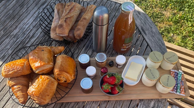 Petit-déjeuner Tiny House insolite Glamping Luberon Provence
