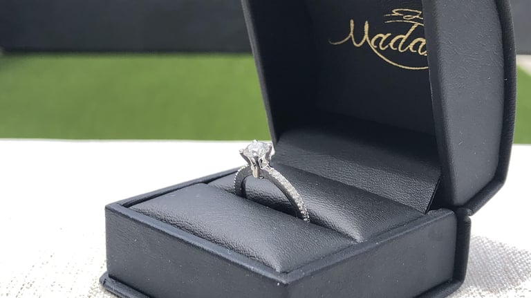 Anillo de Compromiso Oro Blanco 14k con diamantes laterales, Diamante GIA